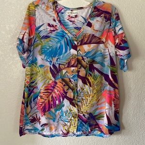Woman’s tropical shirt by New York laundry. Size medium.